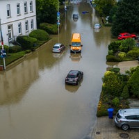 Autos stehen in den Wassermassen in einer überschwemmten Straße in Mönchengladbach-Rheydt.