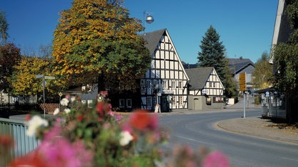 Ein Fackwerkhaus an einer Straße in Welschen-Ennes.