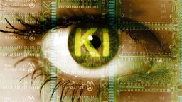 Auge einer Frau mit Binärcode und dem Schriftzug AI.
