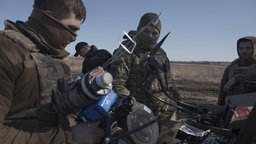 Soldaten der Drohneneinheit der 93. Brigade testen Glasfaserdrohnen, Donezk, Ukraine, 09.03.2026. 