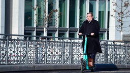 Armin Laschet, unterwegs mit Aktentasche und E-Scooter im Regierungsviertel, Berlin.