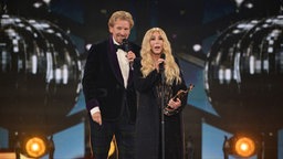 Cher spricht neben Thomas Gottschalk während der 77. Bambi-Verleihung in den Bavaria Filmstudios, Bayern, 13.11.2025. 