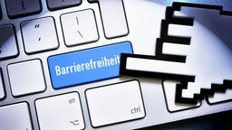 Symbolbild: Zeigefinger zeigt auf eine Computertaste mit der Aufschrift "Barierefreiheit". 