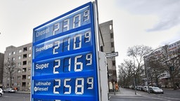 Preistafel an einer Tankstelle von Aral in Berlin, 21.03.2026. 