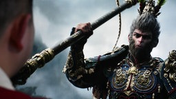 Gamer schaut den neuen Werbefilm Black Myth: Wukong in Fuyang, Provinz Anhui, China, 20. August 2024. 