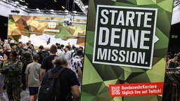 Besucher der Gamescom stehen am Stand der Bundeswehr, 21.08.2025.