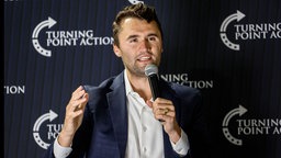 Charlie Kirk spricht während einer Bürgerversammlung in Oconomowoc, Wisconsin, 17.03.2025.
