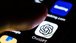 App ChatGPT ist auf dem Display von einem Smartphone zu sehen, während ein Zeigefinger sich dem Symbol der Applikation nähert, 03.09.2025. 