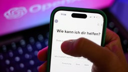 KI-Chatbot ChatGPT von OpenAI ist auf einem Smartphone-Display zu sehen, 12.08.2025. 