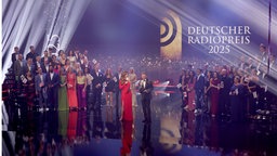 Katrin Bauerfeind und Thorsten Schorn stehen mit den Nominierten und Newcomern bei der Verleihung des Deutschen Radiopreises 2025 auf der Bühne, 11.09.2025. 