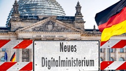 Vor dem Reichstagsgebäude steht ein Schild mit der Aufschrift "Neues Digitalministerium“; 20.05.2025.