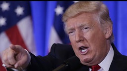 Donald Trump zeigt mit dem Zeigefinger.