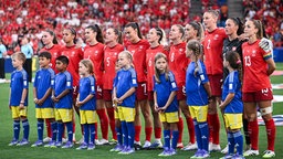 Team der Schweizer Fußballnationalmannschaft bei der Nationalhymne vor dem Spiel; 04.07.2025. 