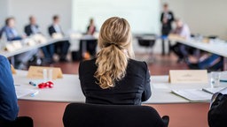Frau leitet Konferenzrunde