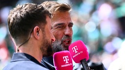 Thomas Müller (l) und Jürgen Klopp als TV-Experten im Mexiko-Stadt-Stadion, Fußball WM, 11.06.2026.