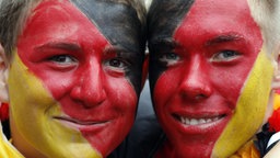 Fußballfans freuen sich auf die WM 2026.