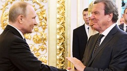 Gerhard Schröder und Wladirmir Putin geben sich die Hand, 07.05.2018.