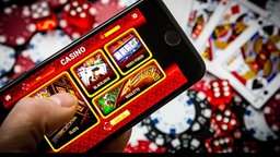 Auf einem Smartpone ist ein Casinospiel zu sehen. 