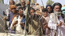 Menschen warten in der Schlange, um das Grenzübergangsamt Spin Boldak zu überqueren.