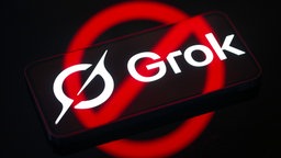 Grok-Logo auf einem Mobiltelefon, Brüssel, Belgien, 12.01.2026.