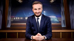 TV-Satiriker Jan Böhmermann sitzt in der Studio-Kulisse von "Neo Magazin Royale".