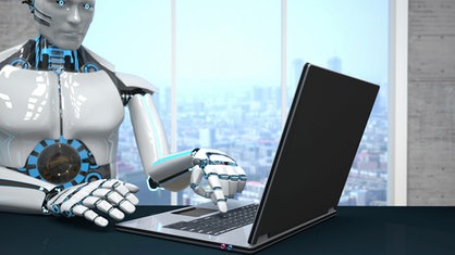 Ein Roboter schreibt mit Hilfe eines Tabletts. 