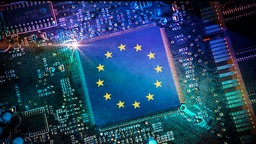 Fotomontage: Computerchip mit Europaflagge.