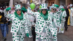 Verkleidete Frauen nehmen am Umzug während der Weiberfastnacht teil, 12.02.2026.