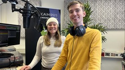 Zwei Mitarbeiter stehen im  Radiostudio vom Kölncampus, 18.12.2025.