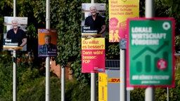 Wahlplakate zur Kommunalwahl 2025 in NRW hängen in Frechen bei Köln, 02.09.2025. 