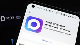 Smartphone mit der App MAX, 27.06.2025.