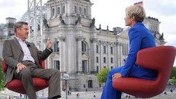 Markus Söder gemeinsam mit Moderatorin Anna Engelke vor der Kulisse des Reichstagsgebäudes, ARD Sommerinterview, Berlin, 24.08.2025.