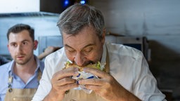 Markus Soeder (CSU) beisst genüsslich in einen frisch zubereiteten Döner bei Nazar Kebap in Zirndorf, 16.09.2025.