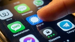 Ein Zeigefinger zeigt auf den Messenger "Signal".