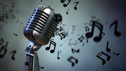 Hinter einem Mikrofon liegen Musiknoten.