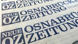 Mehrere Ausgaben der Tageszeitung "Neue Osnabrücker Zeitung" liegen auf einem Schreibtisch, Hamburg.