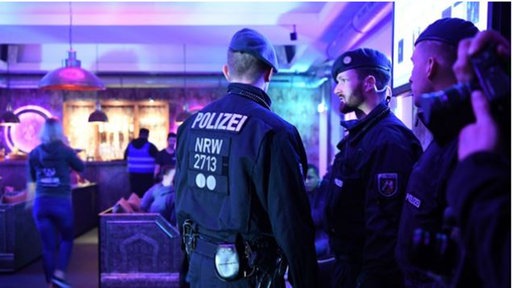 Essen: Polizisten stehen bei einer Razzia gegen Clan-Kriminalität in der nördlichen Innenstadt in einem Lokal.
