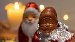 Schokoweihnachtsmänner stehen auf einem Tisch.
