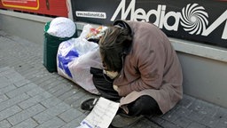 Obdachloser vor dem Media Markt in der Hohe Straße, Köln.