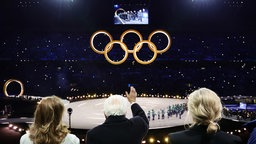 Präsident von Italien, eröffnet neben seiner Frau Laura Mattarella (l), und Kirsty Coventry, Präsidentin des IOC, die Olympischen Winterspiele, 10.02.2026.