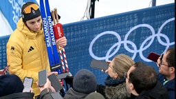 Vanessa Voigt aus Deutschland steht in der Mixed-Zone vor Journalisten, Milano Cortina, 11.02.2026.