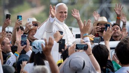 Papst Leo XIV. hält eine Messe mit jungen Menschen, die am Jugendjubiläum teilnehmen, Tor Vergata-Feld in Rom, Italien, 03.08.2025. 
