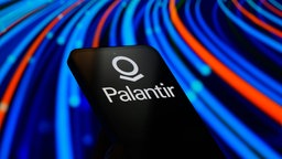 Logo von Palantir Technologies ist auf einem Mobiltelefon zu sehen, Brüssel, Belgien, 06.08.2025.