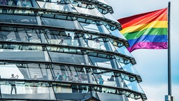 Fotomontage: Regenbogenflagge und Reichtstagskuppel, 02.07.2025.