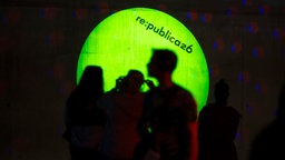 Teilnehmer vor Logo auf der digitalen Konferenz Re:publica 26 , 19.05.2026.