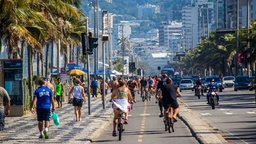 Menschen am Strand von Ipanema, Südzone, Rio de Janeiro. 
