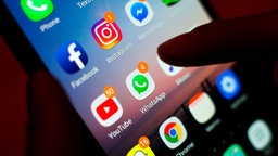 Social-Media-Apps, werden auf dem Bildschirm eines Mobiltelefons angezeigt. 