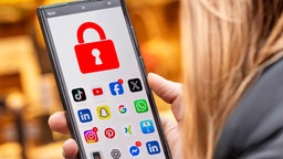 Verschiedene Apps sind auf einem Bildschirm zu sehen. 