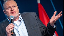 Stefan Raab spricht auf einer Fernsehbühne, 10.09.2025.