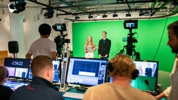 Jugendliche zu Gast im Studio ZWEI, wo sie den WDR sowie verschiedene Berufsbilder und Tätigkeiten im MINT-Bereich kennenlernen, 15.08.2024.
